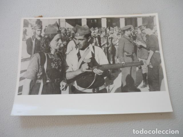 Fotografia antica: GUERRA CIVIL ESPA&Ntilde;OLA REPUBLICANOS MANEJO DE FUSIL FOTOGRAFIA DE PRENSA 12 X 18 CM