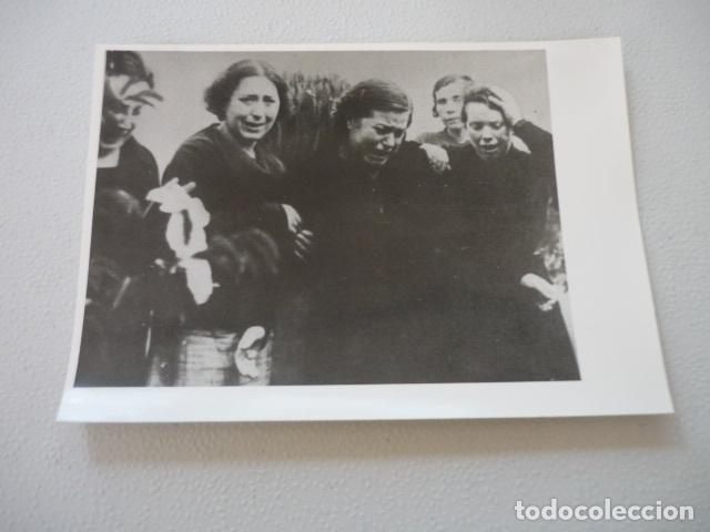 Fotograf&iacute;a antigua: GUERRA CIVIL ESPA&Ntilde;OLA MUJERES LLORANDO FOTOGRAFIA DE PRENSA 12 X 18 CM