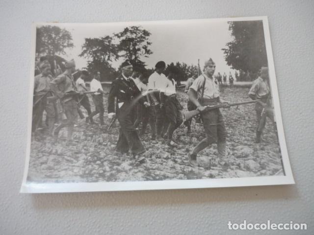 Fotografia antica: GUERRA CIVIL ESPA&Ntilde;OLA CONDUCCION DE PRISIONEROS FOTOGRAFIA DE PRENSA 12 X 18 CM