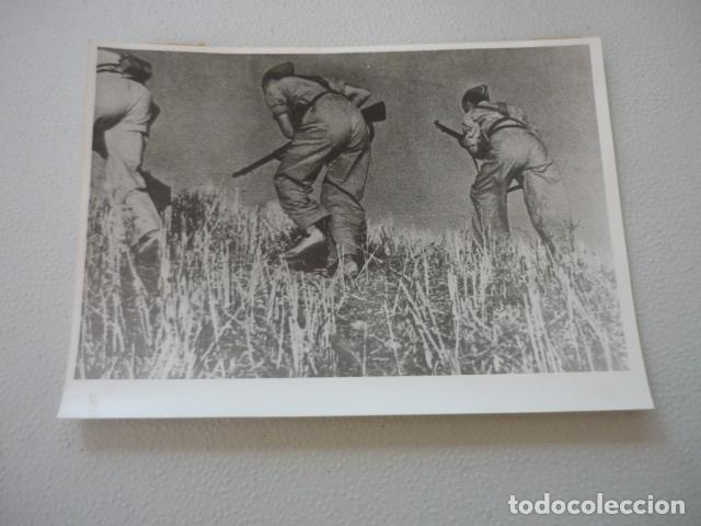 Fotografia antica: GUERRA CIVIL ESPA&Ntilde;OLA SOLDADOS AVANZANDO EN EL FRENTE FOTOGRAFIA DE PRENSA 12 X 18 CM