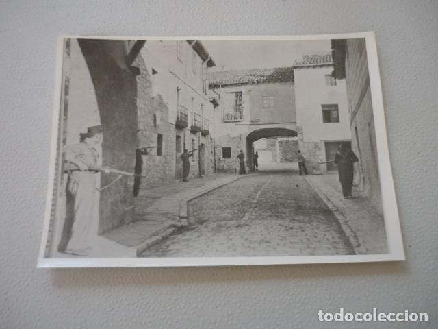 Fotografia antica: GUERRA CIVIL ESPA&Ntilde;OLA SOLDADOS EMBOSCADA FOTOGRAFIA DE PRENSA 12 X 18 CM