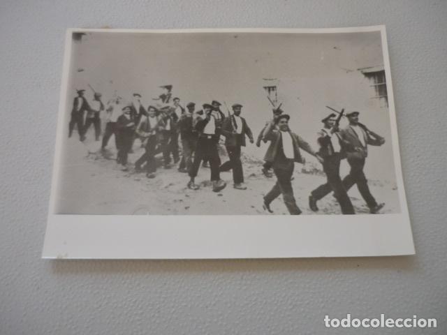 Fotografia antica: GUERRA CIVIL ESPA&Ntilde;OLA CIVILES ARMADOS FOTOGRAFIA DE PRENSA 12 X 18 CM