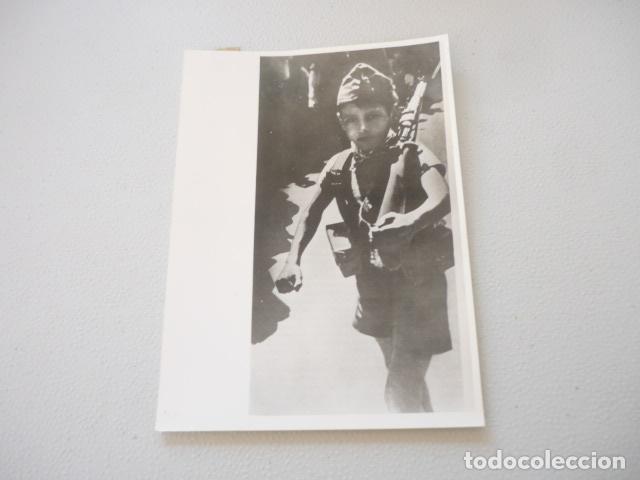 Fotograf&iacute;a antigua: GUERRA CIVIL ESPA&Ntilde;OLA NI&Ntilde;O CON FUSIL FOTOGRAFIA DE PRENSA 12 X 18 CM