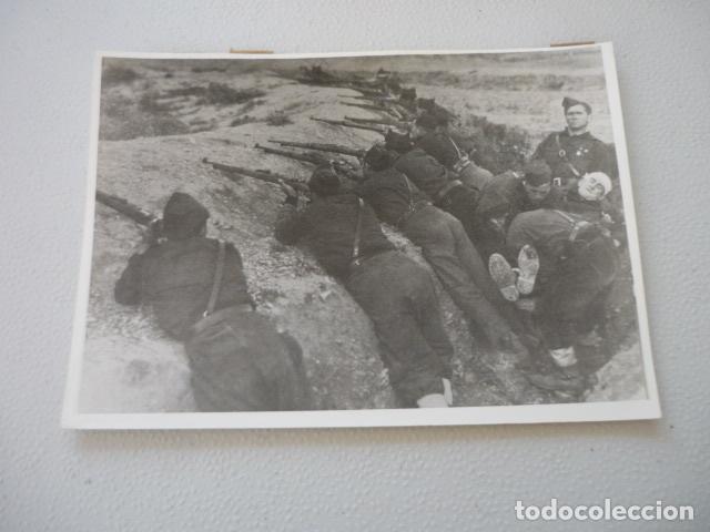 Fotografia antica: GUERRA CIVIL ESPA&Ntilde;OLA COMBATIENTES EN LAS TRINCHERAS FOTOGRAFIA DE PRENSA 12 X 18 CM