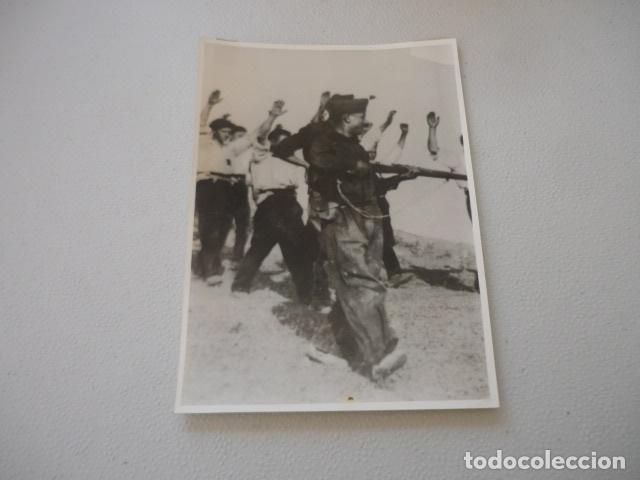 Fotografia antica: GUERRA CIVIL ESPA&Ntilde;OLA SOLDADOS REPUBLICANOS CON PRISIONEROS FOTOGRAFIA DE PRENSA 12 X 18 CM