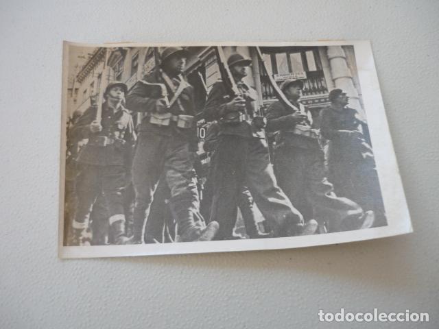 Antique Photography: MADRID GRAN VIA DESFILE XI BRIGADA INTERNACIONAL DE KLEBER FOTOGRAFIA DE PRENSA 12 X 18 CM
