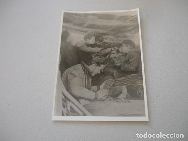 Fotografia antica: GUERRA CIVIL ESPA&Ntilde;OLA COMBATIENES EN TRINCHERA FOTOGRAFIA DE PRENSA 12 X 18 CM