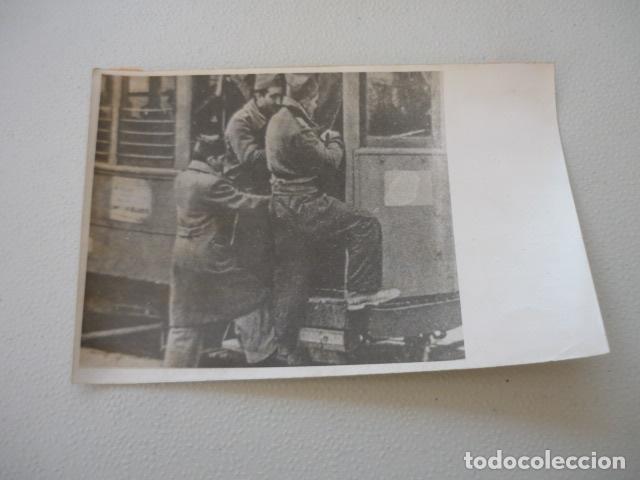 Fotograf&iacute;a antigua: GUERRA CIVIL ESPA&Ntilde;OLA MILICIANOS COGIENDO TREN EN MADRID FOTOGRAFIA DE PRENSA 12 X 18 CM