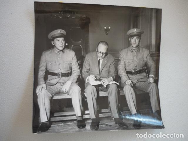 Alte Fotografie: RAFAEL J. SALVIA DIRECTOR DE CINE EN RODAJE PELICULA MADRID ANTIGUA FOTOGRAFIA ORIGINAL 18 X 18 CM