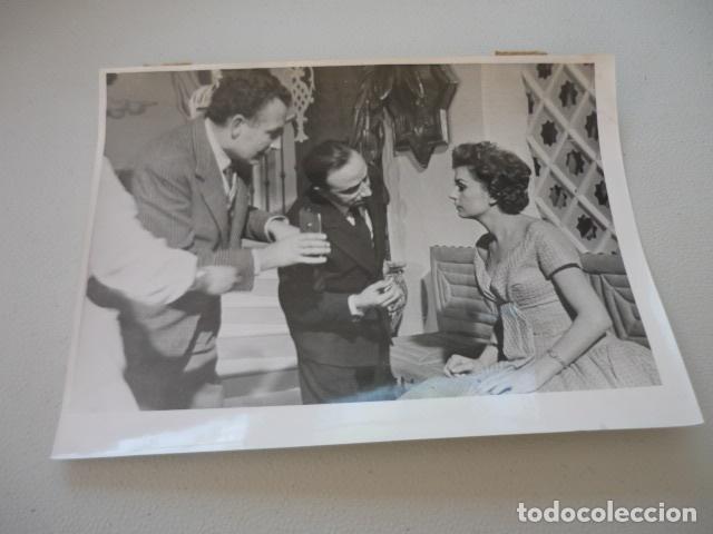 Fotograf&iacute;a antigua: ANTONIO DEL AMO DIRECTOR CINE CON LA ACTRIZ MARISA PRADOANTIGUA FOTOGRAFIA ORIGINAL 18 X 24 CM