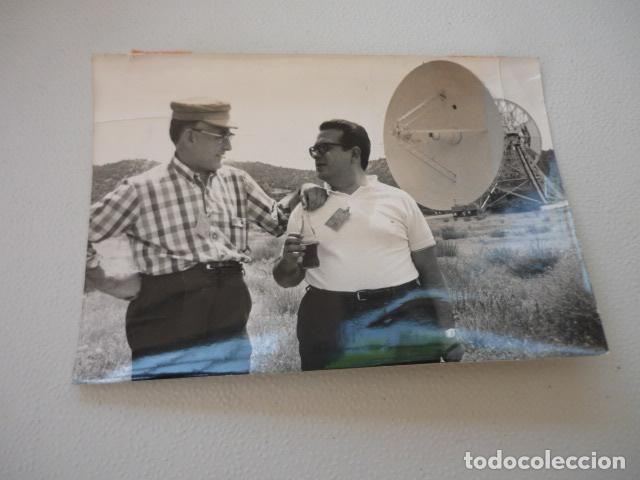 Fotografia antiga: MANUEL ROLLAN DIRECTOR DE CINE CON ANTONIO DEL AMO ANTIGUA FOTOGRAFIA ORIGINAL 18 X 12 CM