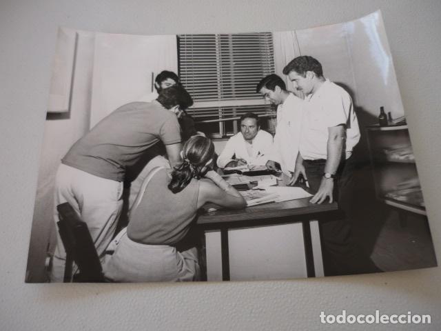 Fotografia antiga: MADRID ENCIERRO MEDICOS PSIQUIATRAS ANTIGUA FOTOGRAFIA ORIGINAL 18 X 24 CM