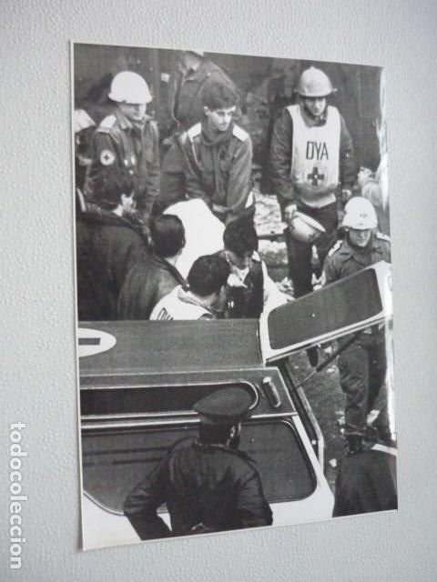 Alte Fotografie: PAMPLONA INDUSTRIAL ASESINADO POR ETA TERRORISMO ANTIGUA FOTOGRAFIA ORIGINAL 18 X 24 CM
