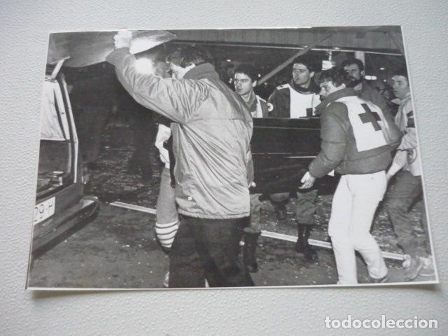 Photographie ancienne: OYARZUN GUIPUZCOA ATENTADO ETA TERRORISMO ANTIGUA FOTOGRAFIA ORIGINAL 18 X 24 CM