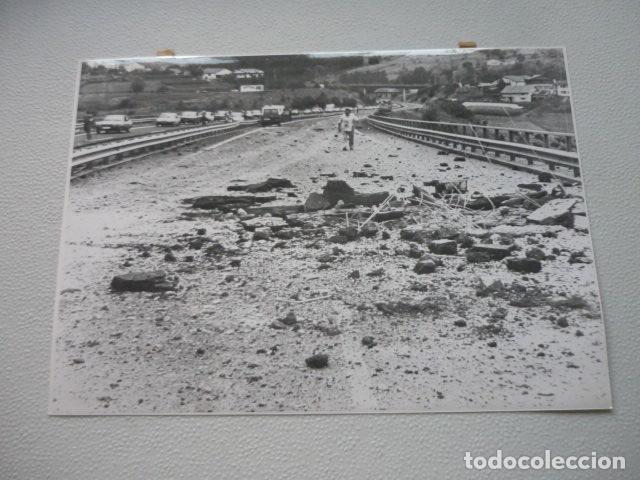Fotografia antiga: ZUMAYA GUIPUZCOA ATENTADO ETA TERRORISMO ANTIGUA FOTOGRAFIA ORIGINAL 18 X 24 CM