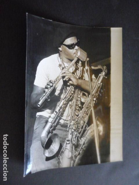 Fotograf&iacute;a antigua: ROLAND KIRK MUSICO JAZZ ANTIGUA FOTOGRAFIA ORIGINAL 15 X 20 CM