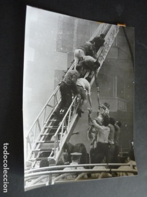Alte Fotografie: ZARAGOZA INCENDIO DEL HOTEL CORONA DE ARAGON ANTIGUA FOTOGRAFIA ORIGINAL 18 X 24 CM