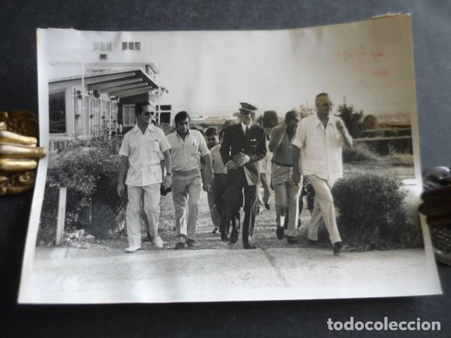Photographie ancienne: EL CORDOBES TORERO EN EL AEROPUERTO DE CORDOBA ANTIGUA FOTOGRAFIA ORIGINAL 12 X 18 CM