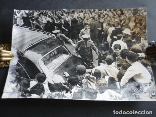 Photographie ancienne: GUADALAJARA TORERO EL CORDOBES RODEADO DE ADMIRADORES ANTIGUA FOTOGRAFIA ORIGINAL 18 X 24 CM