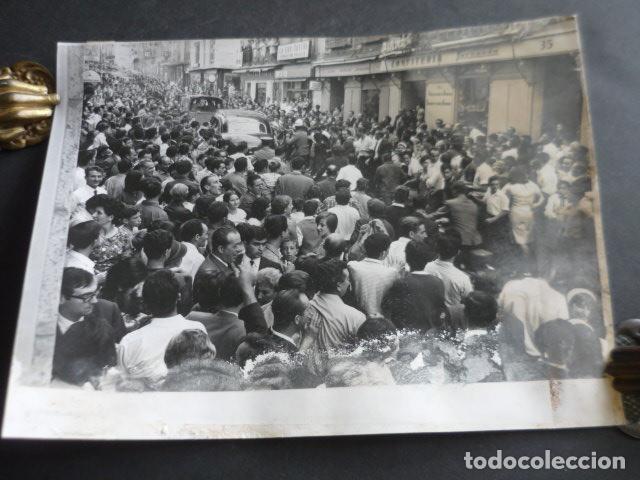 Photographie ancienne: GUADALAJARA TORERO EL CORDOBES RODEADO DE ADMIRADORES ANTIGUA FOTOGRAFIA ORIGINAL 18 X 24 CM