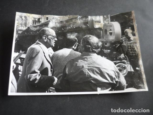 Fotograf&iacute;a antigua: LUIS BU&Ntilde;UEL EN RODAJE MADRID EL OBSCURO OBJETO DE DESEO ANTIGUA FOTOGRAFIA ORIGINAL 17 X 24 CM