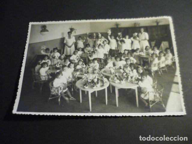 Alte Fotografie: MADRID MATERNIDAD REPARTO JUGUETES A NI&Ntilde;OS ANTIGUA FOTOGRAFIA 17.5 X 12 CM