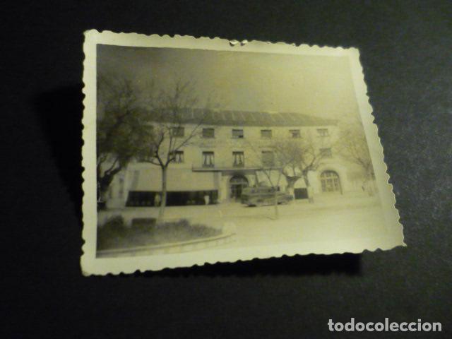 Fotografia antiga: TALAVERA DE LA REINA TOLEDO ESTACION DE AUTOBUSES ANTIGUA FOTOGRAFIA 6,5 X 8,5 CM