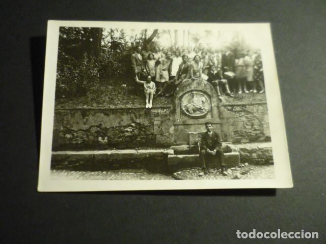 Fotografia antica: GRUPO EN FUENTE A IDENTIFICAR ANTIGUA FOTOGRAFIA 9 X 12 CM