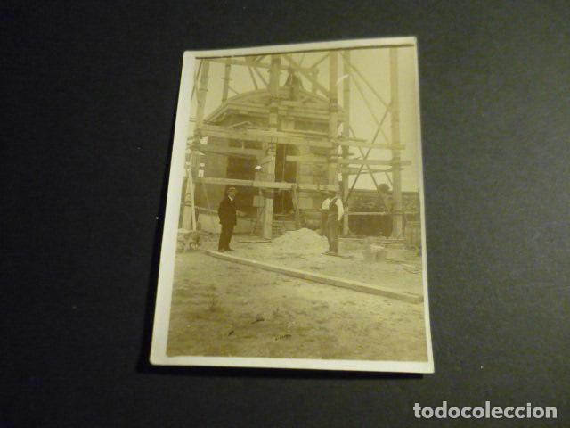 Fotografia antica: MADRID CONSTRUCCI&Oacute;N DE PANTEON EN CEMENTERIO ANTIGUA FOTOGRAFIA 9 X 12 CM