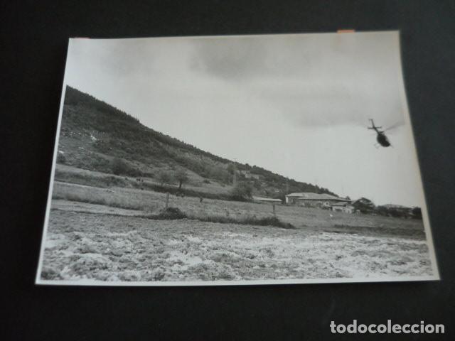 Photographie ancienne: PE&Ntilde;A LEMONA VIZCAYA HELICOPTERO LOCALIZANDO ATENTADO ETA ANTIGUA FOTOGRAFIA ORIGINAL 24 X 18 CM