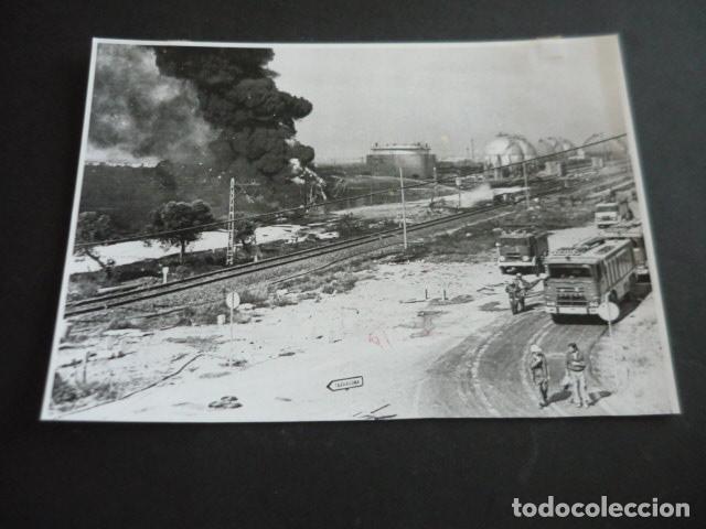 Fotografia antiga: TARRAGONA INCENDIO EMPETROL POR ATENTADO TERRORISTA ANTIGUA FOTOGRAFIA ORIGINAL 24 X 18 CM