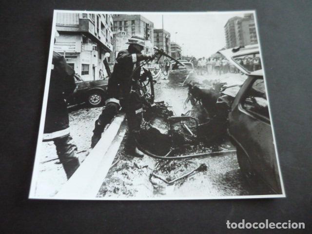 Photographie ancienne: SAN SEBASTIAN GUIPUZCOA COCHE BOMBA ATENTADO TERRORISTA ETA ANTIGUA FOTOGRAFIA ORIGINAL 20 X 22 CM