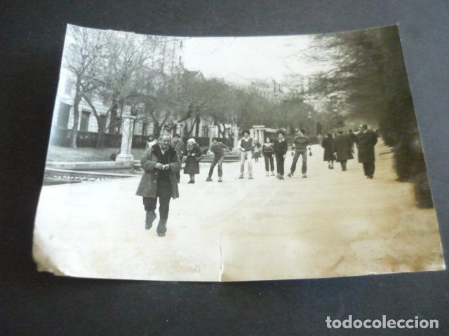 Alte Fotografie: MADRID JOVENES PATINANDO EN RECOLETOS ANTIGUA FOTOGRAFIA ORIGINAL 24 X 18 CM