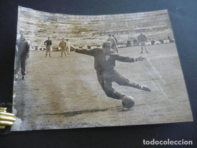 Antique Photography: EL CORDOBES TORERO EN UN PARTIDO DE FUTBOL CLUB CORDOBA ANTIGUA FOTOGRAFIA ORIGINAL 18 X 24 CM