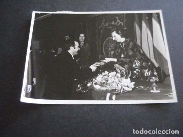 Photographie ancienne: RAFAEL ESCAMILLA PERIODISTA AUTOMOVILISMO CON PILAR DE BORBON ANTIGUA FOTOGRAFIA ORIGINAL 18 X 13 CM