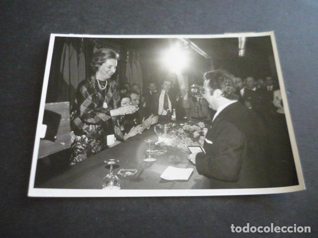 Photographie ancienne: RAFAEL ESCAMILLA PERIODISTA AUTOMOVILISMO CON PILAR DE BORBON ANTIGUA FOTOGRAFIA ORIGINAL 18 X 13 CM