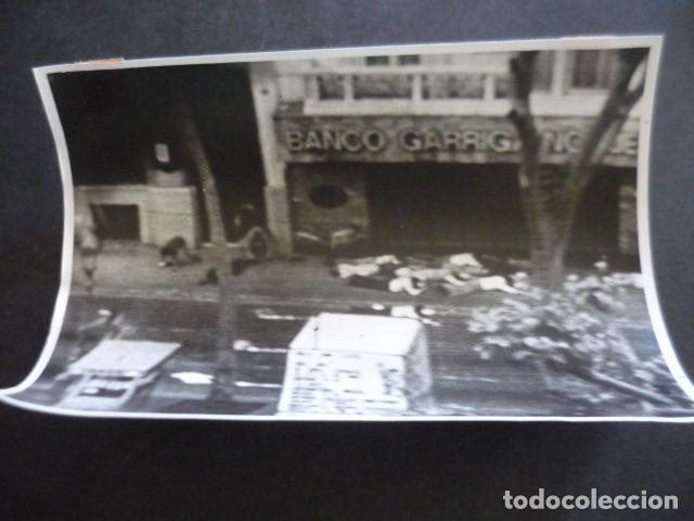 Alte Fotografie: BARCELONA ASALTO AL BANCO CENTRAL ANTIGUA FOTOGRAFIA ORIGINAL 12 X 18 CM