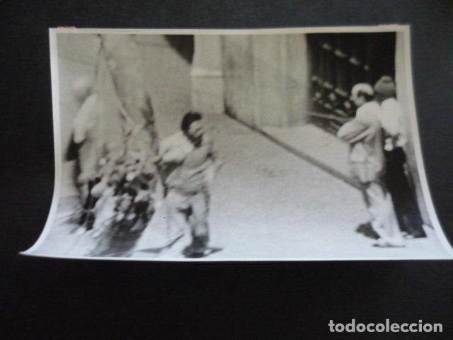Fotograf&iacute;a antigua: BARCELONA ASALTO AL BANCO CENTRAL ANTIGUA FOTOGRAFIA ORIGINAL 13 X 18 CM