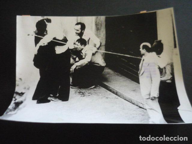 Alte Fotografie: BARCELONA ASALTO AL BANCO CENTRAL ANTIGUA FOTOGRAFIA ORIGINAL 24 X 18 CM