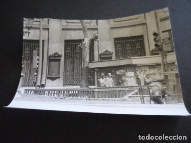 Alte Fotografie: BARCELONA ASALTO AL BANCO CENTRAL ANTIGUA FOTOGRAFIA ORIGINAL 24 X 18 CM