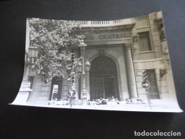 Alte Fotografie: BARCELONA ASALTO AL BANCO CENTRAL ANTIGUA FOTOGRAFIA ORIGINAL 24 X 18 CM