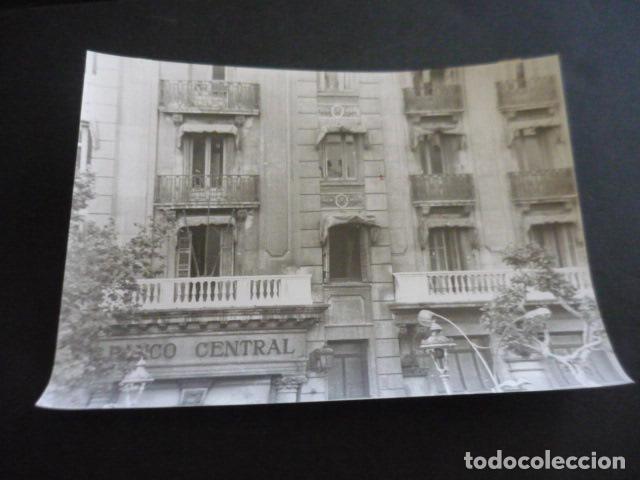 Fotograf&iacute;a antigua: BARCELONA ASALTO AL BANCO CENTRAL ANTIGUA FOTOGRAFIA ORIGINAL 24 X 18 CM