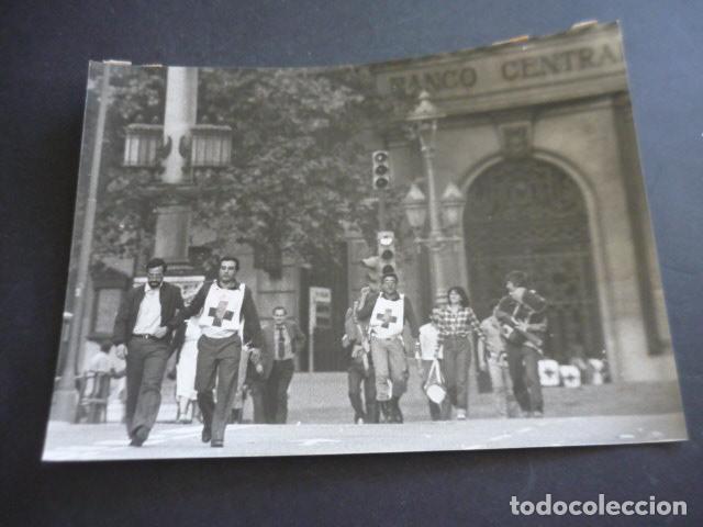 Alte Fotografie: BARCELONA ASALTO AL BANCO CENTRAL ANTIGUA FOTOGRAFIA ORIGINAL 24 X 18 CM