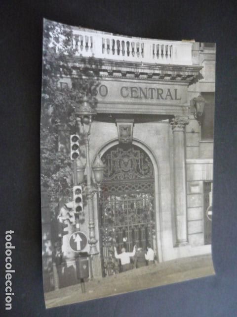 Alte Fotografie: BARCELONA ASALTO AL BANCO CENTRAL ANTIGUA FOTOGRAFIA ORIGINAL 24 X 18 CM