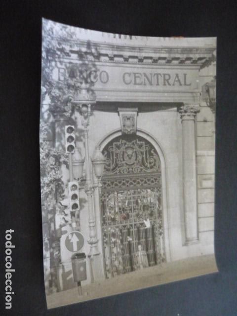 Alte Fotografie: BARCELONA ASALTO AL BANCO CENTRAL ANTIGUA FOTOGRAFIA ORIGINAL 24 X 18 CM