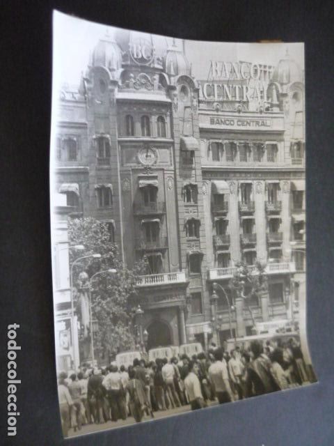 Fotografia antiga: BARCELONA ASALTO AL BANCO CENTRAL ANTIGUA FOTOGRAFIA ORIGINAL 24 X 18 CM