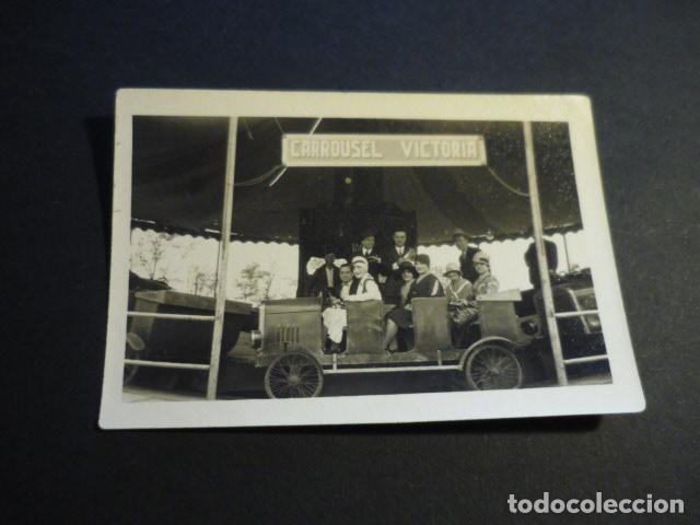 Antique Photography: MADRID FIESTAS CARROUSEL VICTORIA GRUPO EN COCHE ATRACCION DE FERIA ANTIGUA FOTOGRAFIA 6 X 8 CM