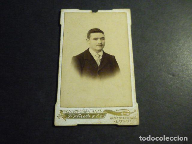 Fotografia antiga: LUGO RETRATO DE HOMBRE P. VARELA FOTOGRAFO ANTIGUA FOTOGRAFIA 6,5 X 10,5 CM