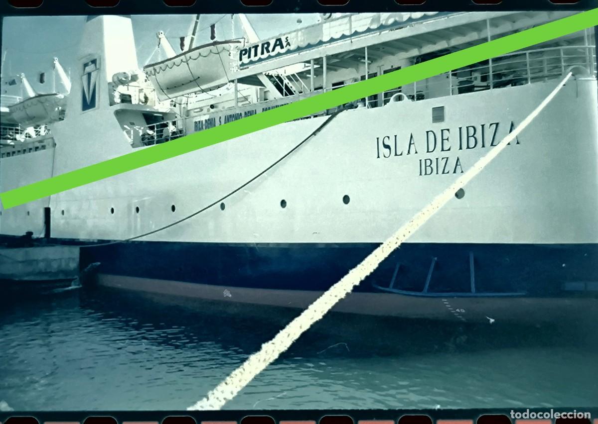 Fotograf&iacute;a antigua: Antiguo negativo de fotograf&iacute;a. Ferry, barco Isla de Ibiza. En proceso de reparaci&oacute;n. A&ntilde;os 90