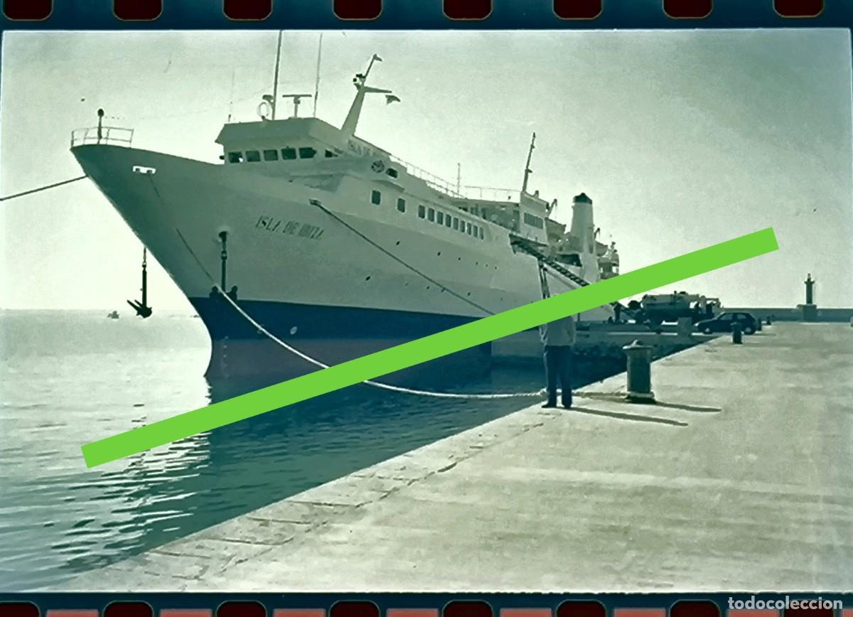 Fotograf&iacute;a antigua: Antiguo negativo de fotograf&iacute;a. Ferry, barco Isla de Ibiza. En proceso de reparaci&oacute;n. A&ntilde;os 90